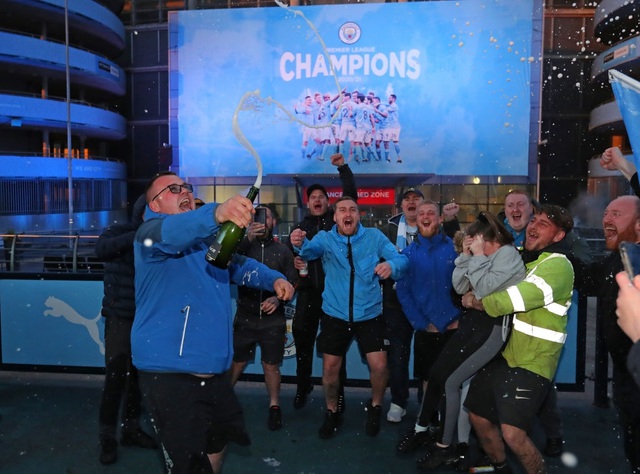 Cổ động viên đổ về Etihad ăn mừng Man City vô địch Premier League - 12