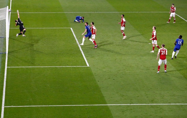 Chelsea 0-1 Arsenal: Silva, Kepa tấu hài, The Blues ôm trái đắng - 5