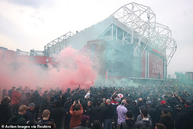 Cổ động viên Man Utd lại làm loạn ở Old Trafford trước trận gặp Liverpool - 1