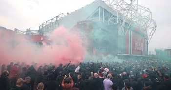 Cổ động viên Man Utd lại làm loạn ở Old Trafford trước trận gặp Liverpool