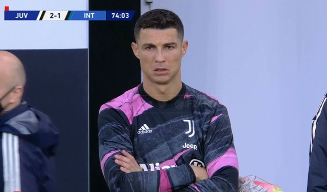 Bị thay ra sân sớm, C.Ronaldo có phản ứng vô cùng bất ngờ - 3