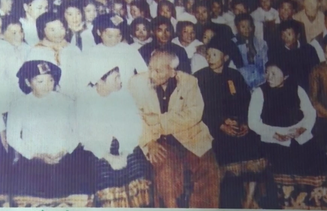 Tháng 12/1961, Bác Hồ về thăm quê và lên với đồng bào dân tộc thiểu số của huyện Con Cuông.