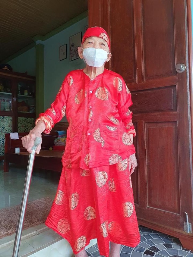 Cử tri 102 tuổi ở Anh Sơn, tỉnh Nghệ An vinh dự được 15 lần tham gia bầu cử.