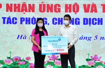 VietinBank trao tặng Hà Nội 5 tỷ đồng phòng, chống dịch COVID-19
