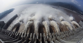 71 con sông vượt mức báo động, Trung Quốc "nín thở" đối phó lũ lớn