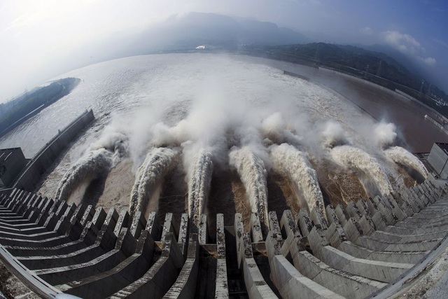 71 con sông vượt mức báo động, Trung Quốc nín thở đối phó lũ lớn - 1