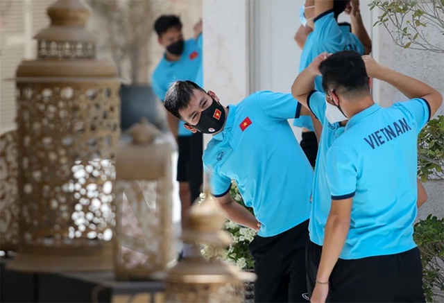Đội tuyển Việt Nam tập luyện giữa thời tiết 41 độ C tại UAE - 1