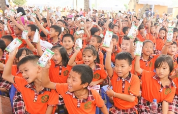 Quỹ sữa Vươn cao Việt Nam và Vinamilk trao tặng 44.709 ly sữa cho trẻ em tỉnh Hưng Yên