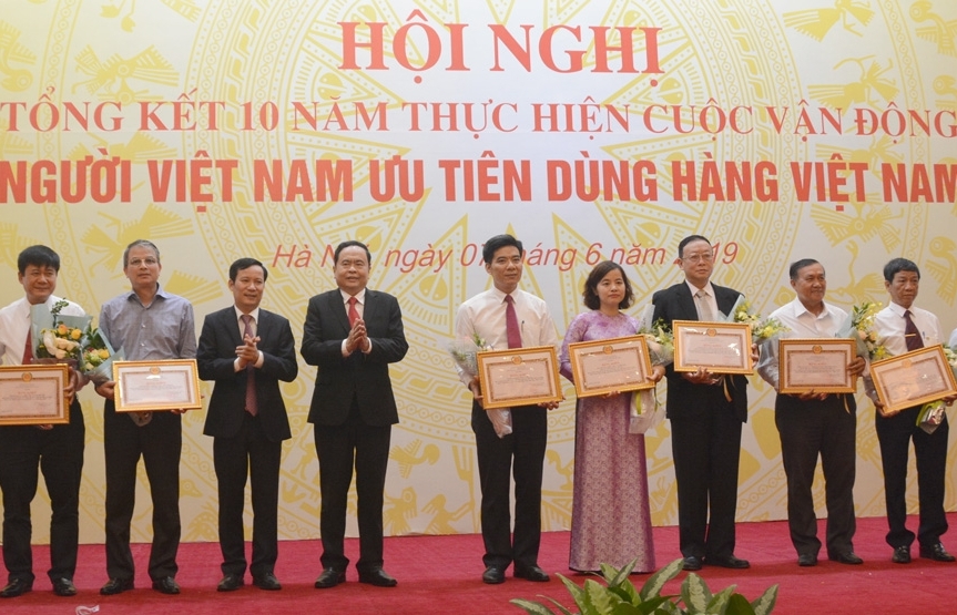 EVN được khen thưởng về thực hiện "Người Việt Nam ưu tiên dùng hàng Việt Nam"