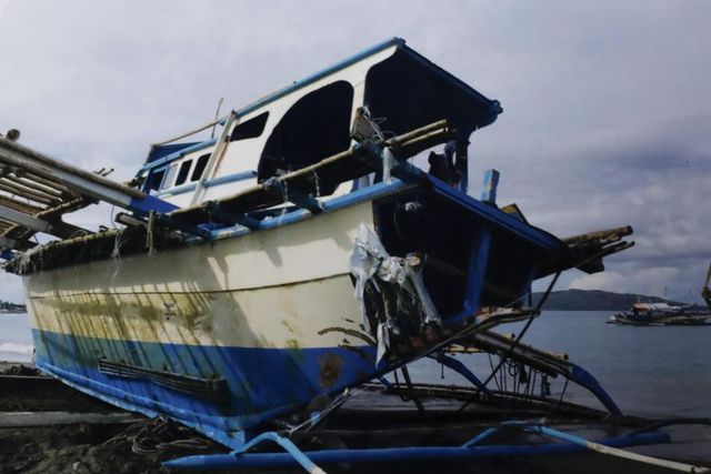 philippines tu choi dieu tra chung voi trung quoc vu tau ca bi dam chim tren bien dong