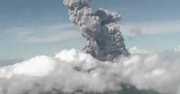 Núi lửa hoạt động mạnh nhất Indonesia phun trào tro bụi cao 6 km