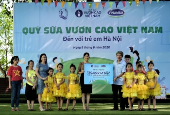 Quỹ sữa vươn cao Việt Nam và Vinamilk trao tặng 120.000 ly sữa cho trẻ em Hà Nội