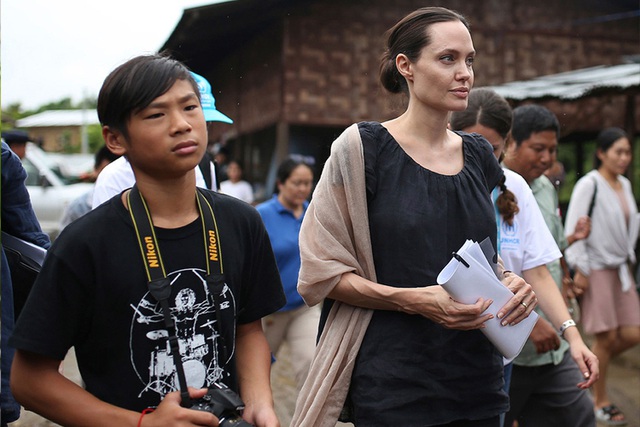 Con gái Triệu Vy từ thiện tiền tỷ, con Angelina Jolie đi giúp người nghèo - 4