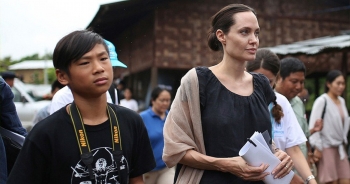 Con gái Triệu Vy từ thiện tiền tỷ, con Angelina Jolie đi giúp người nghèo