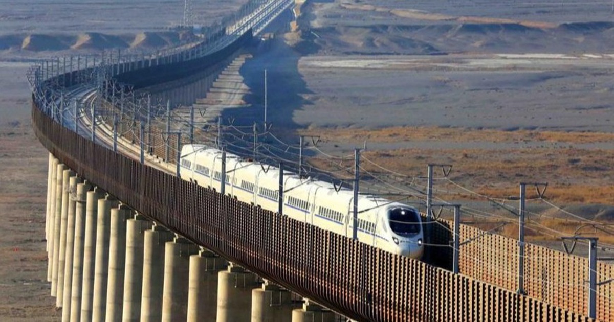 Tàu hỏa Trung Quốc đâm vào nhóm công nhân đường sắt, 9 người chết