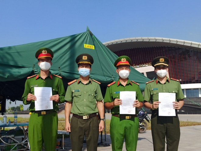 Cán bộ, chiến sĩ công an Bắc Giang đón quyết định thăng cấp tại chốt trực - 4