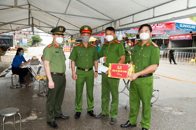 Cán bộ, chiến sĩ công an Bắc Giang đón quyết định thăng cấp tại chốt trực - 6