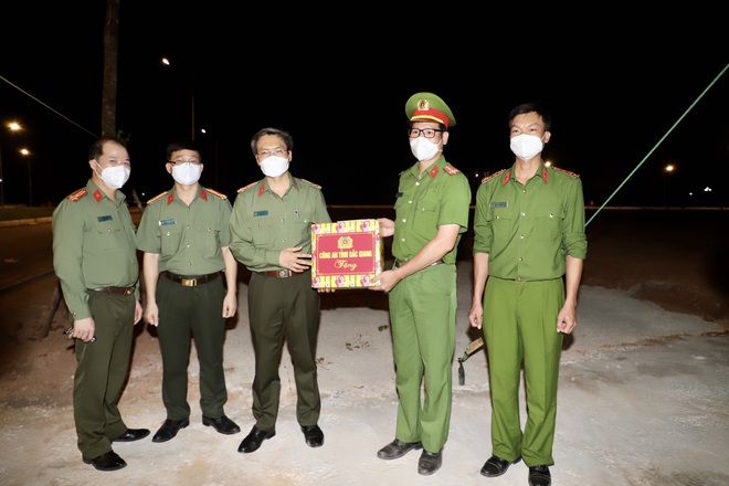 Cán bộ, chiến sĩ công an Bắc Giang đón quyết định thăng cấp tại chốt trực - 5