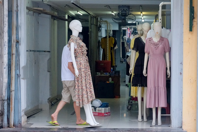 Những con phố thời trang ở Hà Nội: Ngày ế ẩm, tối tắt đèn đi ngủ sớm - 3