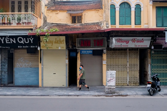 Những con phố thời trang ở Hà Nội: Ngày ế ẩm, tối tắt đèn đi ngủ sớm - 2