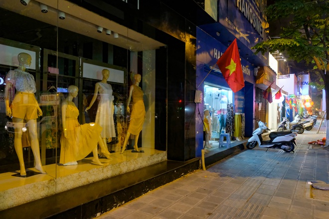 Những con phố thời trang ở Hà Nội: Ngày ế ẩm, tối tắt đèn đi ngủ sớm - 15