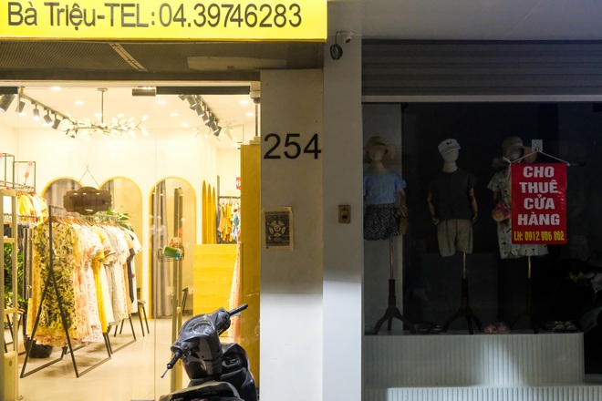 Những con phố thời trang ở Hà Nội: Ngày ế ẩm, tối tắt đèn đi ngủ sớm - 7