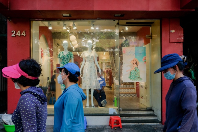 Những con phố thời trang ở Hà Nội: Ngày ế ẩm, tối tắt đèn đi ngủ sớm - 9