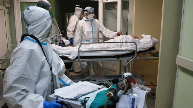 Bệnh nhân nằm hành lang bệnh viện, ông Putin cảnh báo dịch Covid-19 ở Nga - 1