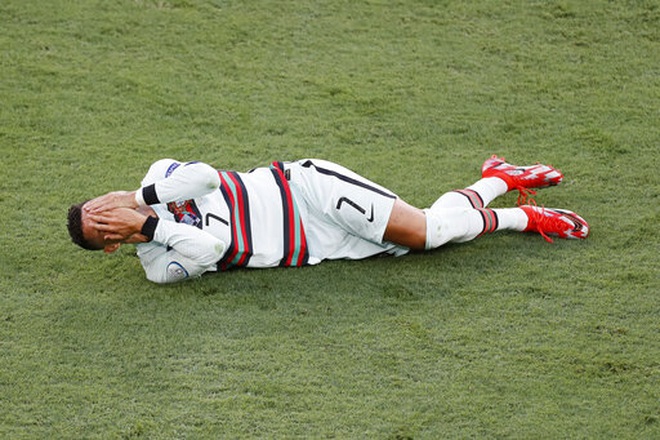 Nỗi đau cùng cực của C.Ronaldo khi Bồ Đào Nha bị loại ở Euro 2020 - 3