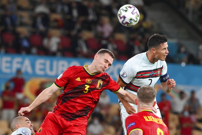 Nỗi đau cùng cực của C.Ronaldo khi Bồ Đào Nha bị loại ở Euro 2020 - 1