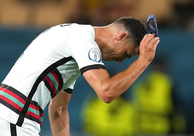 Nỗi đau cùng cực của C.Ronaldo khi Bồ Đào Nha bị loại ở Euro 2020 - 7