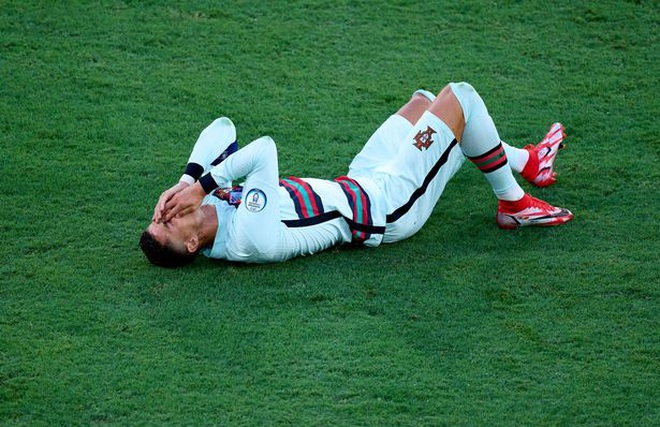 C.Ronaldo bị chế giễu vì pha ăn vạ trong trận đấu với đội tuyển Bỉ - 2