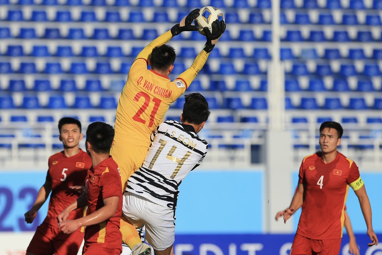 Màn trình diễn ấn tượng của thủ môn Văn Chuẩn trước U23 Hàn Quốc - 1