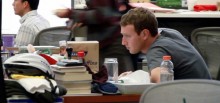 mark zuckerberg cam nhan su cap cao o facebook dung iphone