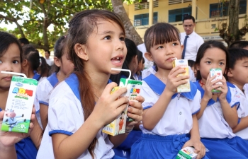 Vinamilk trao 76.500 ly sữa cho trẻ em tỉnh Vĩnh Long