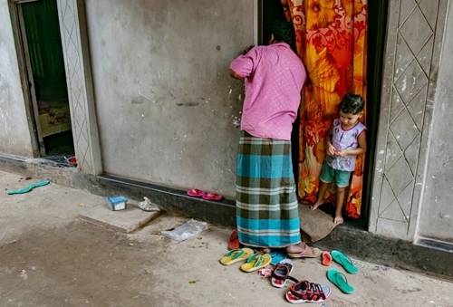 Những cô gái sống đời nô lệ trong nhà chứa Bangladesh