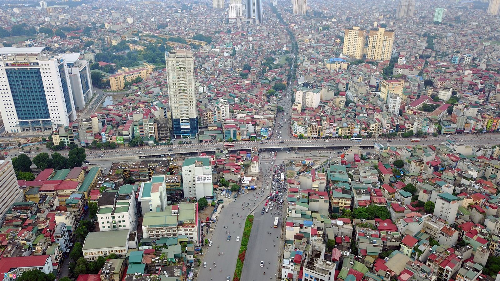 Cao ốc đua nhau mọc, đường sá chật hẹp tắc nghẽn: Hà Nội trả lời dân ra sao?