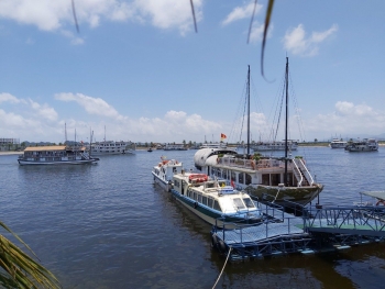 Hạ Long: Thuyền viên tàu du lịch đục lỗ nhà tắm quay lén du khách