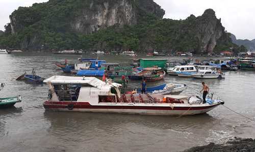 tau cao toc va cham voi tau ca nhieu du khach bi thuong