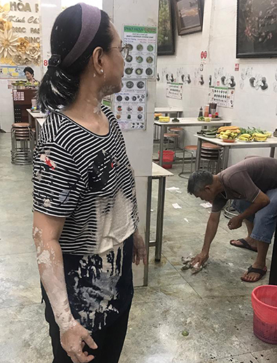 Phở Hòa Pasteur ở Sài Gòn liên tục bị tạt sơn, mắm tôm