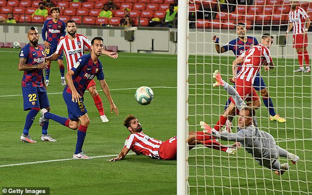 Messi ghi bàn, Barcelona hòa Atletico trong trận cầu có 3 quả penalty
