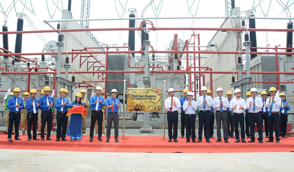 Gắn biển công trình thanh niên chào mừng Đại hội Đảng bộ Tập đoàn Điện lực Việt Nam lần thứ III