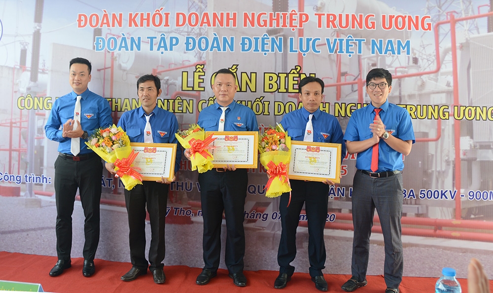 Gắn biển công trình thanh niên chào mừng Đại hội Đảng bộ Tập đoàn Điện lực Việt Nam lần thứ III