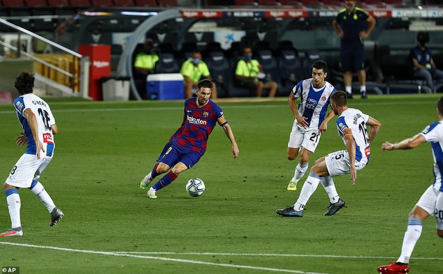 Luis Suarez ghi bàn, Barcelona nuôi mộng bám đuổi Real Madrid