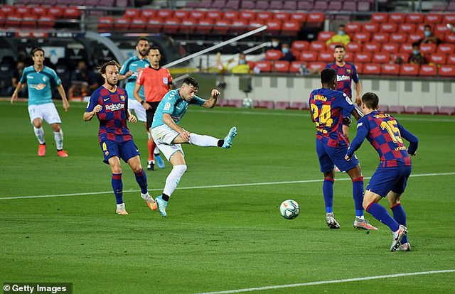 Messi ghi bàn, Barcelona vẫn thua đau trong ngày Real Madrid vô địch
