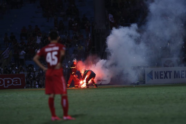 Cầu thủ Hải Phòng đốt lưới nhà, CLB Hà Nội thắng kịch tính