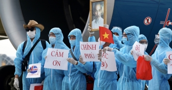 Xúc động hình ảnh người Việt được “giải cứu” giơ cao ảnh Bác Hồ, cờ Tổ quốc