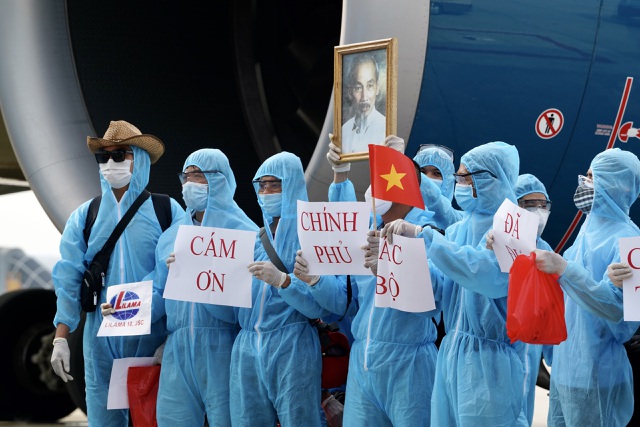 Xúc động hình ảnh người Việt được “giải cứu” giơ cao ảnh Bác Hồ, cờ Tổ quốc