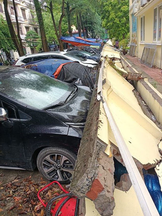 Hà Nội: 50 m tường rào bất ngờ đổ sập, đè bẹp 12 ô tô - 1