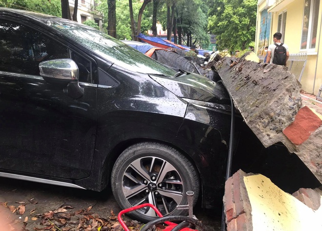 Hà Nội: 50 m tường rào bất ngờ đổ sập, đè bẹp 12 ô tô - 2